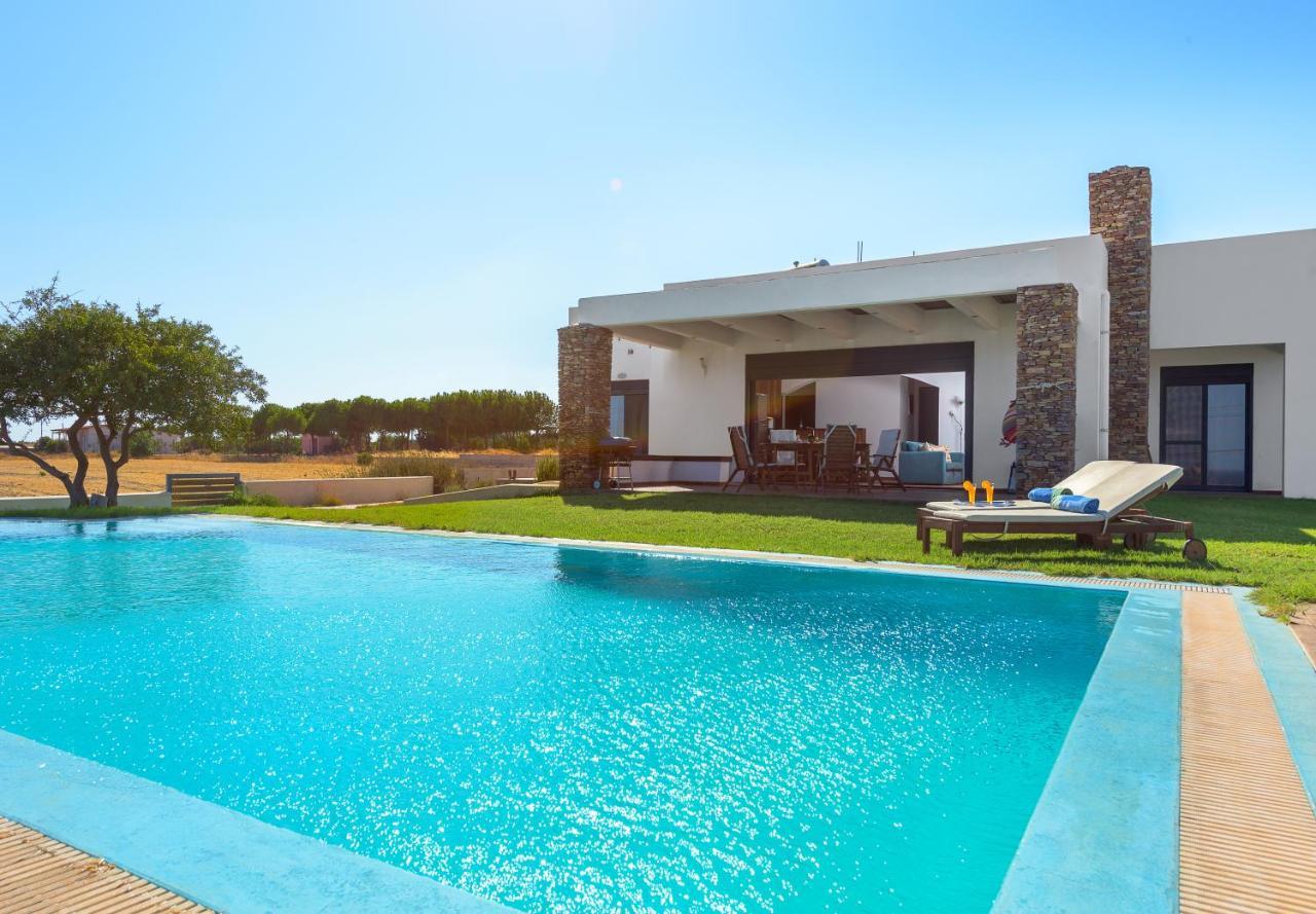Cristelia Seafront & Pool Villa ลาคาเนีย ภายนอก รูปภาพ