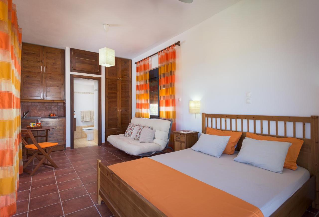 Cristelia Seafront & Pool Villa ลาคาเนีย ภายนอก รูปภาพ
